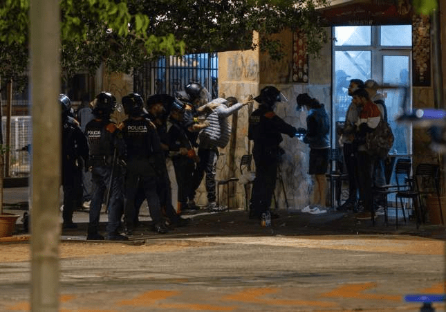 Batuda policial a bars de Terrassa: 4 detinguts, 88 identificats i 4 armes confiscades a Can Anglada 